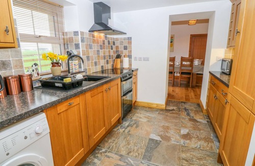 Llanerchymedd Cottage | BEUDY TYDDYN, family friendly, with hot tub in Llanerchymedd