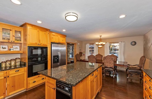 Summit Estates House | Big 10 Luxury Cabin/Walk to Snow Summit- HotTub