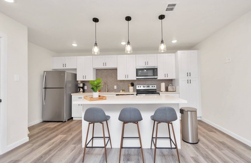South Central Houston House | BIG GROUPS