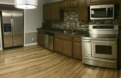 Elmhurst House | BIG HEATED SALT WATER POOL & HOT TUB 3 MIN TO DOWNTOWN 13 BEDS 3 BATHS