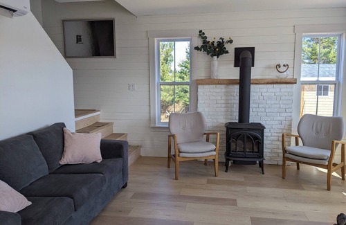 Lakeside Cottage | Big Sea Beach House.. 3 bedroom cottage in an oceanside subdivision