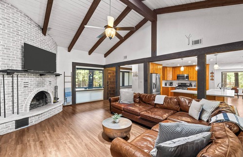 Flagstaff House | Big Sky Lodge, Sleeps 7, Fire Places and Massive Couch