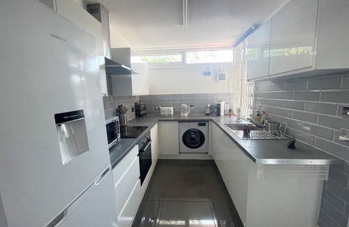 Kennington House | BigHouse·Family·Garden·HugeTV·2Baths·FullKitchen