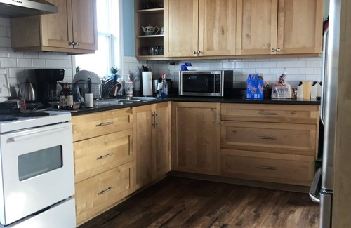 Livingstone Cove Cottage | BigSky Sea Shanty: Enjoy Amazing Sunsets and Ocean Views from the Hot Tub !