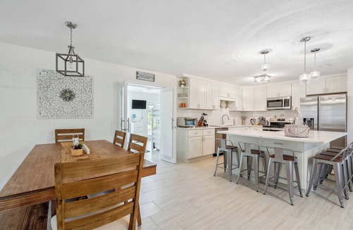 Lecanto Cottage | Bikes, Yard & Fire Pit at Upscale Lecanto Home!