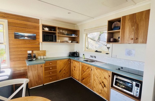 Binalong Bay Cottage | BINALONG BEACH COTTAGE Beachfront Next door to restaurant. King Bed for couples