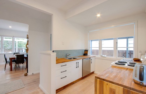 Marewa House | Bird and Fish - Napier Holiday Home