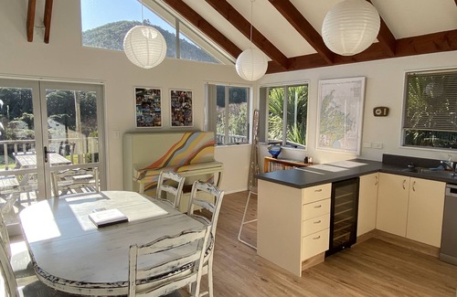 Waikawa Bay House | Birdsong, bush walks, biking and boating!