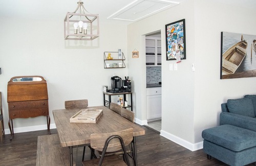 Granbury House | Birdsong Cottage - A gorgeous lake view cottage