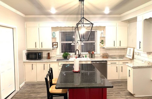 Searcy House | Bison Hall 7, no cleaning fee, near court square