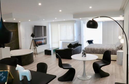 Noja Apartment | Black and White Suitte "Plaza"