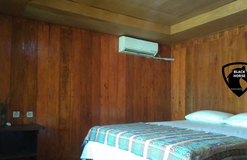Gili Meno House | Black Horse / 1BR/ AC/WIFI/woodenbungalow/GiliMeno