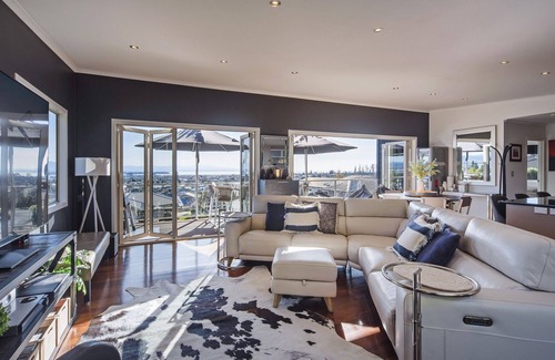 Stoke House | Black Vista - Entertainers Delight 4 Bedrooms & 3 Bathrooms!