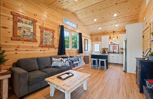 Stanley Cabin | Black Walnut Cottage: A Romantic Couple's Cabin!