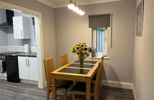 Blaydon on Tyne Apartment | BlaydonBurn - Sleeps 4,5 - Parking - HotTub - Yard