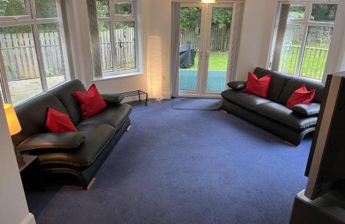Blaydon on Tyne Apartment | BlaydonBurn - Sleeps 4 5 - Parking - HotTub - Yard