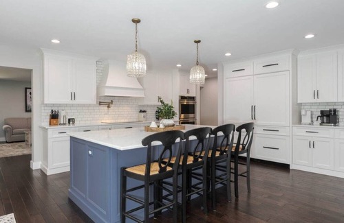 Lawndale House | Bloomington Escape | Luxury Stay for 16 Guests