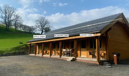 Welshpool Ski Chalet | Blossom Cabin - Little log Cabin in Wales