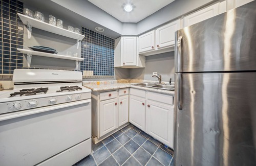 Cleveland House | Blue Bayou - 3 bedroom 1.5 bath in South Cleveland: king bed up to 8 guests