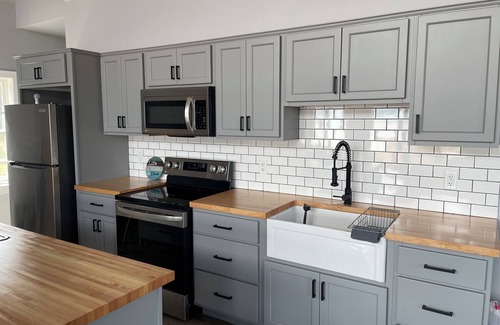 Amherst House | Blue Beach House by the Bay. Waterfront with pool table and fast wifi.