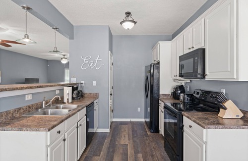 Country Club Estates House | Blue Dog Inn | 3 Bed, 2 Bath