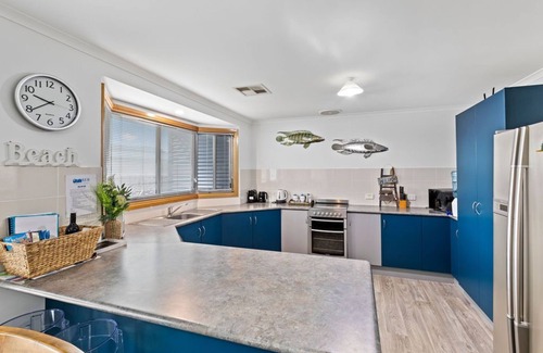 Port Macdonnell House | BLUE FIN part of BLUE FIN HOLIDAY HOMES - PET FRIENDLY & FREE WIF-FI