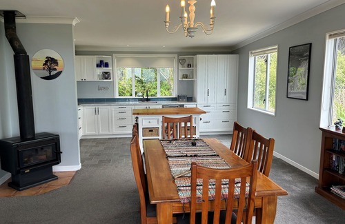 Colville House | Blue Haven - Stunning Views/Private/Pet Friendly/With Self Contained Cabin/Wi-Fi