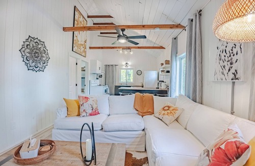 Central Frontenac Ski Chalet | Blue Heron- Bright 2 Bedroom Cottage