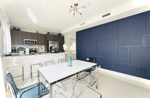Florida City House | Blue House-Sleep 11 people-Game Room-The Keys-Everglades-Miami-Biscayne Nat Park