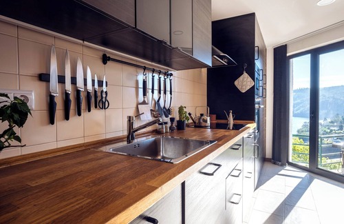 Ferreira do Zezere Villa | Blue Lake House - Stunning Views, Pool, Sauna and Gym