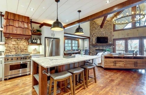 Blue Ridge House | Blue Ridge Mountain Retreat - The Lazy Daze Cabin