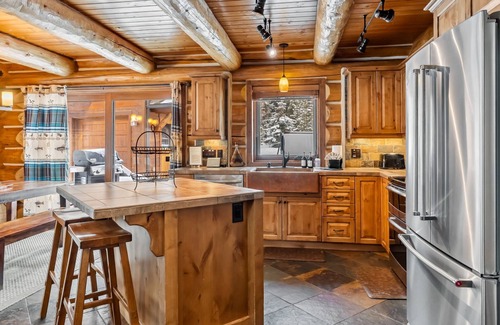 Blue Rock Springs House | Blue River Escape with Private Studio & Hot Tub