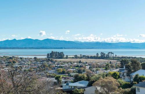 Tahunanui House | Blue Water Views