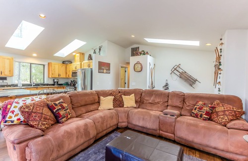 Sunriver House | BLUE01 - Spacious Home, AC, SHARC Passes for 2025, Hot Tub