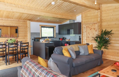 Sticklepath Cottage | BLUEBELL LODGE, pet friendly, with hot tub in Hittisleigh