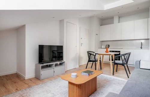 Benfica Apartment | Blueground | Benfica, move-in-ready w/furniture