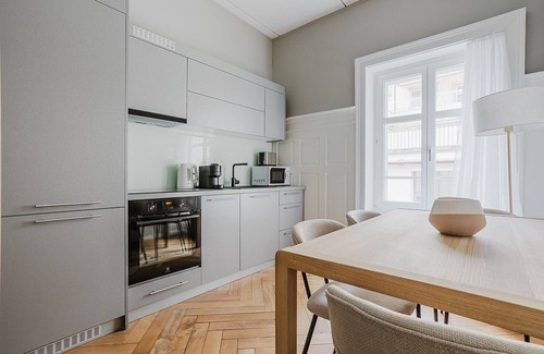 Oberstrass Apartment | Blueground | Oberstrass, rooftop & a/c