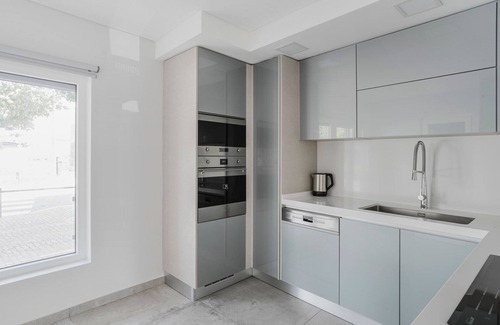 Paco De Arcos Apartment | Blueground | Oeiras, furnished, a/c, washer