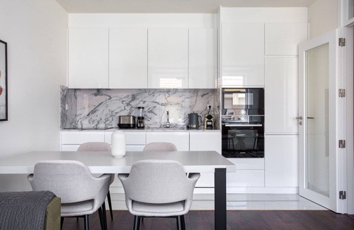 Alges Apartment | Blueground | Oeiras, furnished + full kitchen