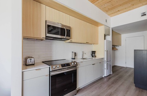 East Somerville Apartment | Blueground | Somerville, gym & AC, nr Assembly