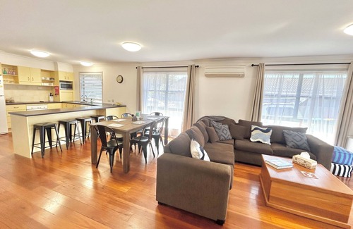 Harrington House | Boat Access with short Walk to River, Pub and Bowling club.