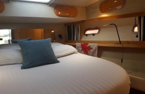 Cherbourg-en-Cotentin Boat Rental | BOAT APPART TITANIC Cherbourg motor yacht à quai ROSE STAR