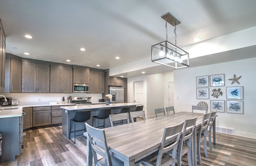 Garden City House | Boat Harbor House - Pool & Hot Tub Access in Unbeatable Location!