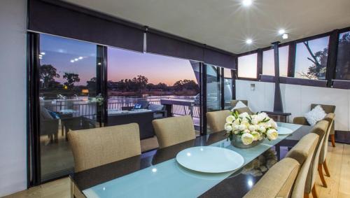 Nichols Point Boat Rental | BOATEL Riverdream Luxury Houseboat