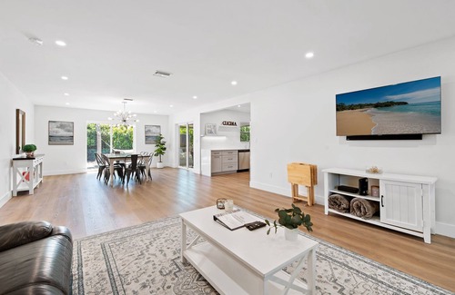 East Boca Raton House | Boca Bliss: Family-Friendly Escape with Hot Tub & Grill, 1 Mile from the Beach!