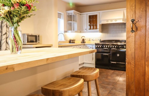 Trefeglwys Cottage | BODAIOCH COTTAGE, pet friendly, with hot tub in Caersws
