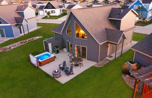 Arnolds Park House | BOHO Bungalow on the Pond w/Hot Tub