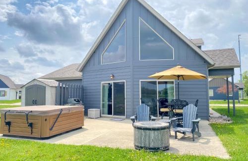 Arnolds Park House | BOHO Bungalow on the Pond w/Hot Tub