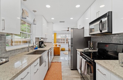 Largo House | Boho Heated Pool House w/Gym <20min to Beaches!