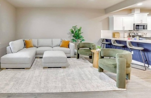 Sunset House | Boise Blue Retreat - Stay in Boise’s coveted North End! This 4BR/3BA retreat blends modern style with Boise Blue charm. Minutes from downtown, Hyde Park, Camel’s Back Park, 13th Street and the Greenbelt. Relax in the backyard oasis.